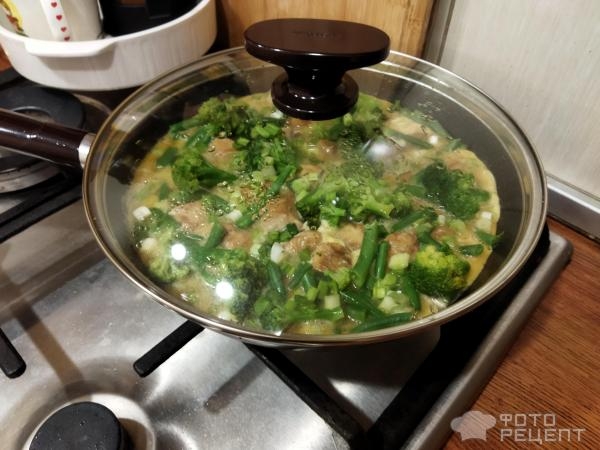 Рецепт: Куриное филе с брокколи и стручковой фасолью - на сковороде с яйцами и зеленью