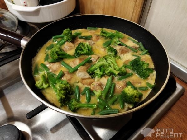 Рецепт: Куриное филе с брокколи и стручковой фасолью - на сковороде с яйцами и зеленью