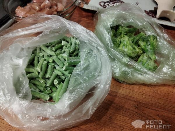 Рецепт: Куриное филе с брокколи и стручковой фасолью - на сковороде с яйцами и зеленью