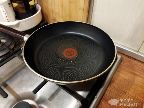 Рецепт: Куриное филе с брокколи и стручковой фасолью - на сковороде с яйцами и зеленью