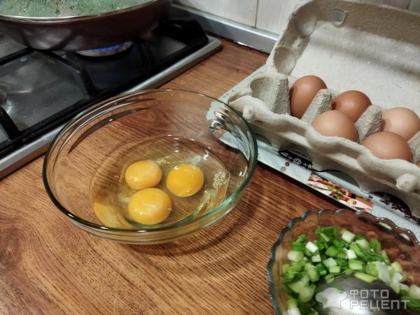 Рецепт: Куриное филе с брокколи и стручковой фасолью - на сковороде с яйцами и зеленью