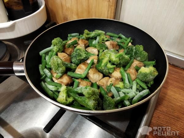 Рецепт: Куриное филе с брокколи и стручковой фасолью - на сковороде с яйцами и зеленью