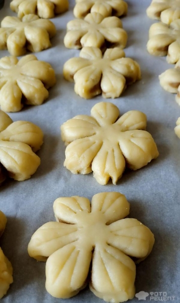 Рецепт: Печенье "Ромашка" - формовка изделия делает чудеса даже с обычным тестом