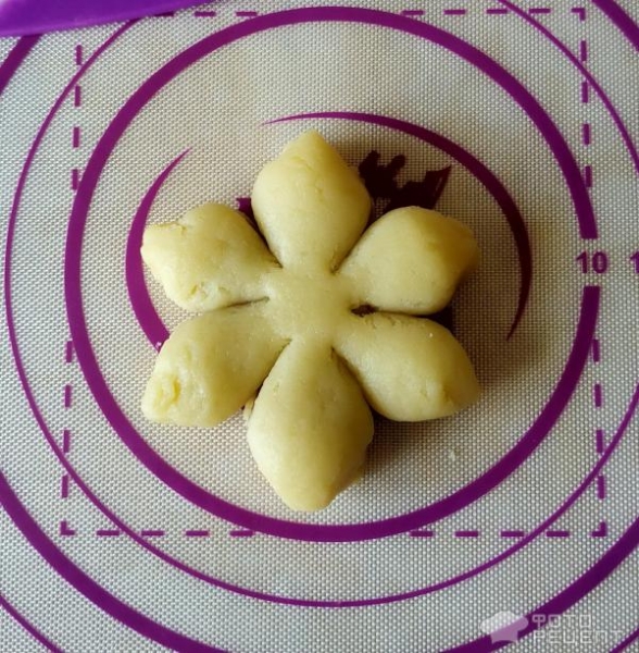 Рецепт: Печенье "Ромашка" - формовка изделия делает чудеса даже с обычным тестом