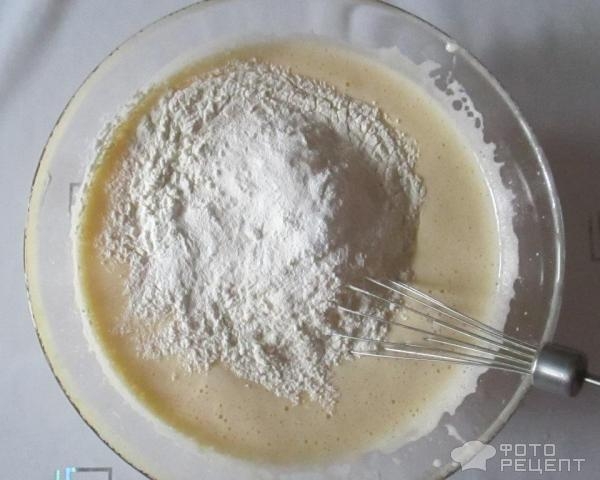 Рецепт: Пирог на кефире - с манкой и смородиновым вареньем