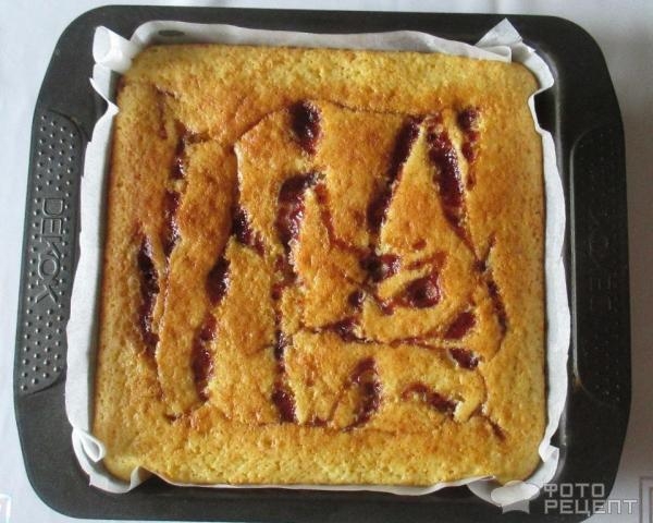 Рецепт: Пирог на кефире - с манкой и смородиновым вареньем