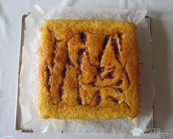 Рецепт: Пирог на кефире - с манкой и смородиновым вареньем