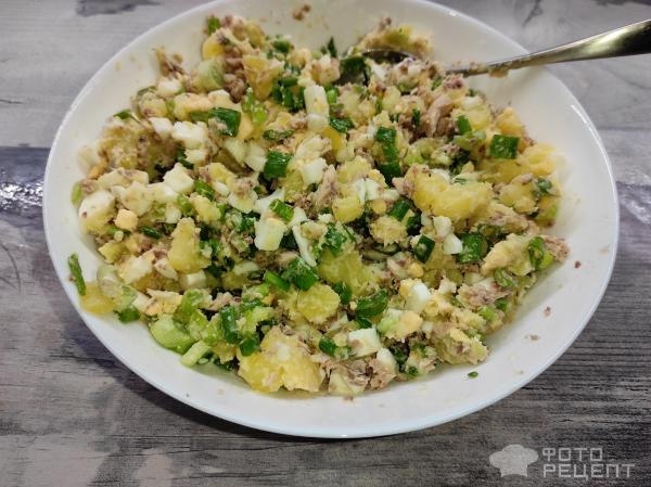 Рецепт: Салат из консервированной рыбы - Быстрый и вкусный салатик из бюджетных продуктов!