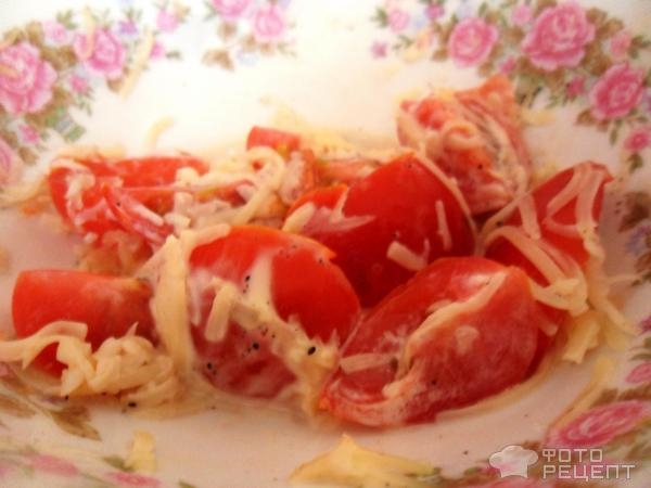 Рецепт: Салат из свежих помидор с сыром и чесноком - с томатами черри
