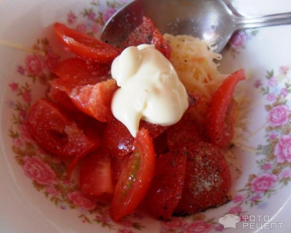 Рецепт: Салат из свежих помидор с сыром и чесноком - с томатами черри