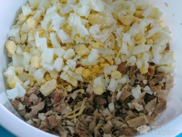 Рецепт: Салат с курицей - с сыром и сухариками