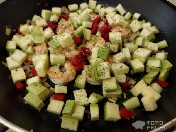 Рецепт: Тушеные кабачки - с креветками, на сковороде по-простому