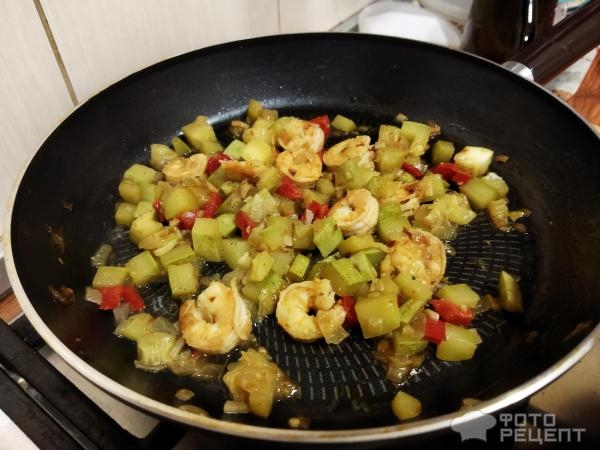 Рецепт: Тушеные кабачки - с креветками, на сковороде по-простому