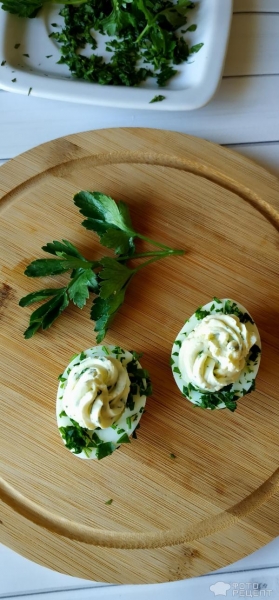 Рецепт: Закуска "Фаршированные яйца" - с начинками ассорти и окрашенным белком. Готовимся к Пасхе.