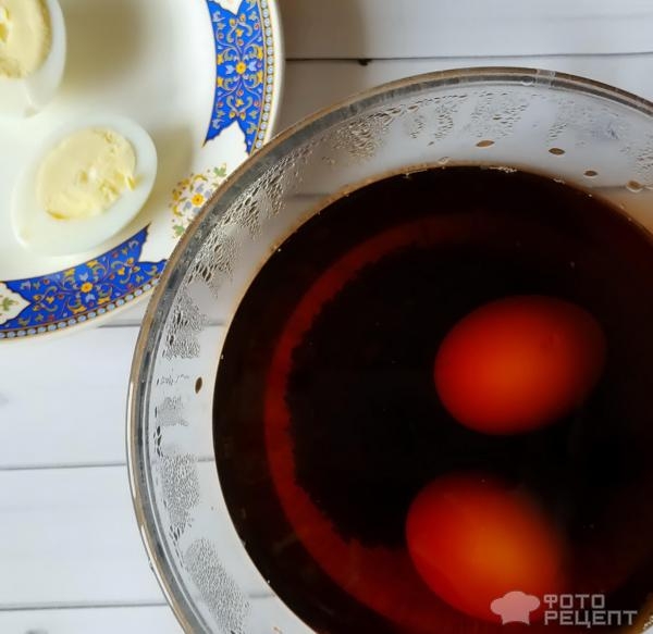 Рецепт: Закуска "Фаршированные яйца" - с начинками ассорти и окрашенным белком. Готовимся к Пасхе.