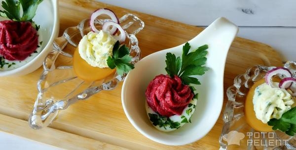 Рецепт: Закуска "Фаршированные яйца" - с начинками ассорти и окрашенным белком. Готовимся к Пасхе.