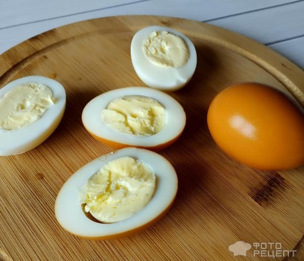 Рецепт: Закуска "Фаршированные яйца" - с начинками ассорти и окрашенным белком. Готовимся к Пасхе.