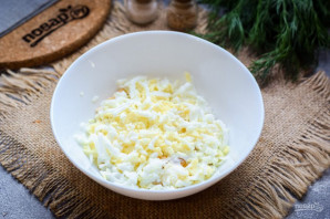 Салат с тунцом и крекерами