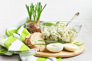 Салат из яиц и зеленого лука