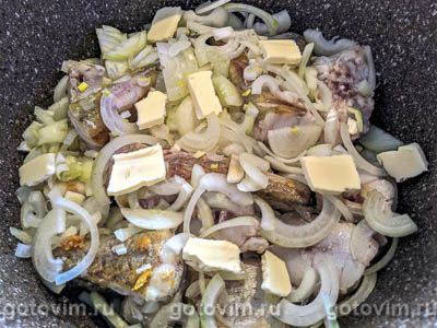 Минтай в молоке, тушенный с луком и зеленью