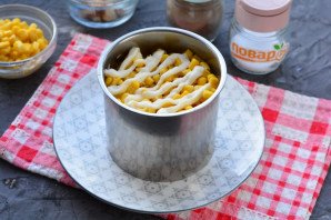 Слоеный салат с курицей и сухариками