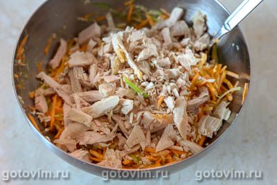 Салат из курицы с зеленой редькой и вяленой клюквой