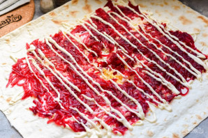 Рулет из лаваша со свеклой и селедкой