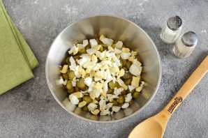 Салат с грибами и корнишонами