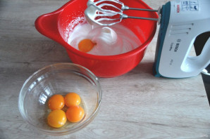 Бисквитный торт с вареной сгущенкой 