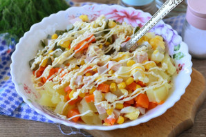 Салат с бужениной и кукурузой