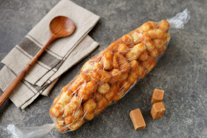 Колбаска из ирисок и кукурузных палочек