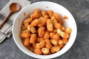 Колбаска из ирисок и кукурузных палочек