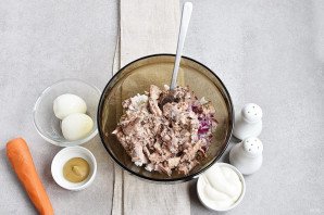 Салат из сайры консервированной