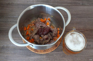 Тушеная говядина в пиве с черносливом Тушеная говядина в пиве с черносливом