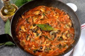 Жареные рапаны с луком и морковью в томатном соусе Жареные рапаны с луком и морковью в томатном соусе