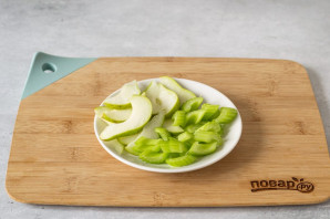 Салат с сельдереем и грушей