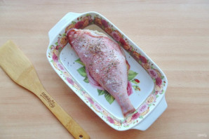 Морской окунь в сметане в духовке