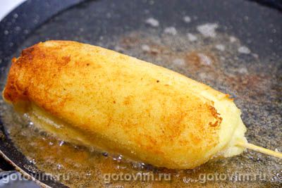 Сосиски с сыром в картофельном пюре на шпажках