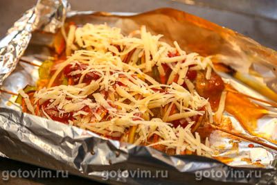 Колбаски для жарки с овощами и сыром на шпажках Колбаски для жарки с овощами и сыром на шпажках