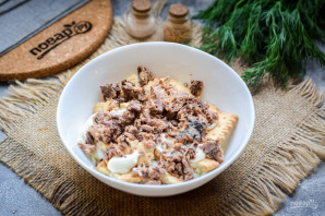 Салат с тунцом и крекерами