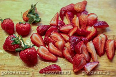 Фруктовый салат-коктейль с клубникой, бананами и манго Фруктовый салат-коктейль с клубникой, бананами и манго