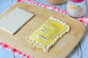 Слойки из слоеного теста с клюквой