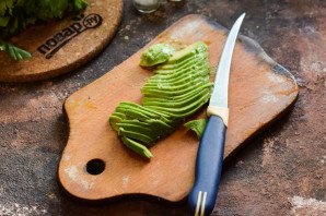 Бутерброды с авокадо и тунцом