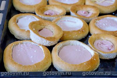 Фаршированные бублики с колбасой и сыром в духовке Фаршированные бублики с колбасой и сыром в духовке