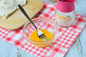 Слойки из слоеного теста с клюквой