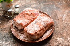 Соленое сало с красным перцем