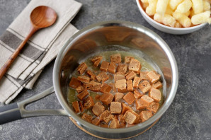 Колбаска из ирисок и кукурузных палочек