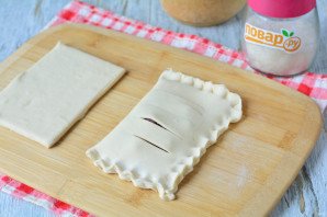 Слойки из слоеного теста с клюквой