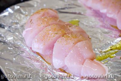 Запеченное куриное филе с сыром и помидорами