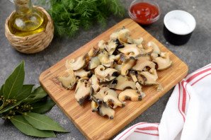 Жареные рапаны с луком и морковью в томатном соусе Жареные рапаны с луком и морковью в томатном соусе